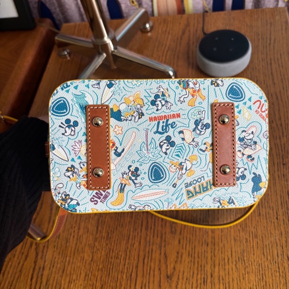 2021 Disney Aulani exclusive - Picture 2 of 4